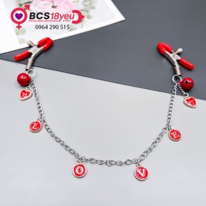 Kẹp vú màu đỏ chữ Love quả chuông